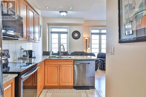 25 - 871 New Westminster Drive, Vaughan, ON - Indoor Photo Showing Kitchen With Double Sink