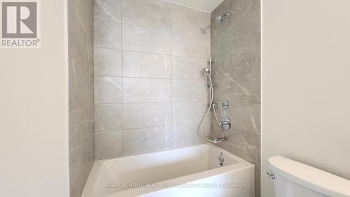 432 - 2 David Eyer Road, Richmond Hill, ON - Indoor Photo Showing Bathroom