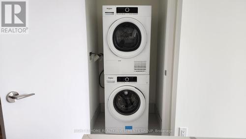 432 - 2 David Eyer Road, Richmond Hill, ON - Indoor Photo Showing Laundry Room