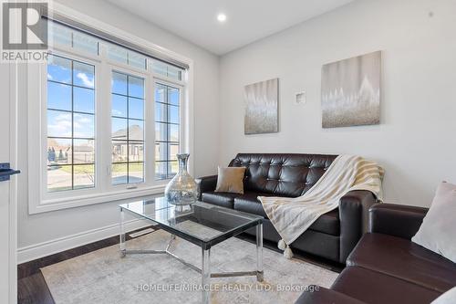 146 Ridge Street, Strathroy-Caradoc, ON - Indoor Photo Showing Living Room