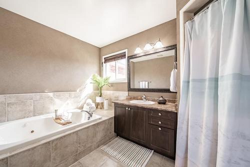 72 Swift Crescent, Cambridge, ON - Indoor Photo Showing Bathroom