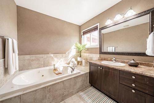 72 Swift Crescent, Cambridge, ON - Indoor Photo Showing Bathroom