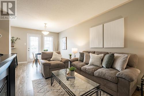 14 Cossey Lane, Whitchurch-Stouffville, ON - Indoor Photo Showing Living Room