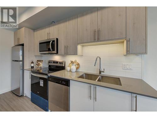 685 Boynton Place Unit# 62, Kelowna, BC - Indoor Photo Showing Kitchen With Double Sink With Upgraded Kitchen