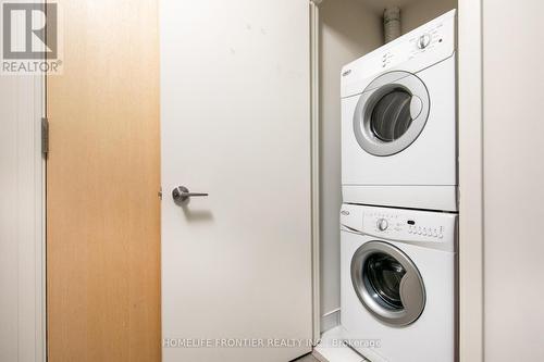 #412 -30 Roehampton Ave, Toronto, ON - Indoor Photo Showing Laundry Room