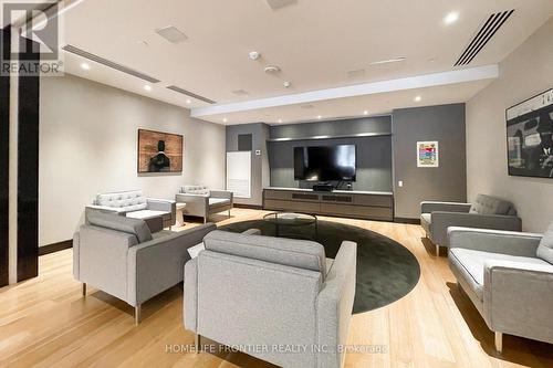 #412 -30 Roehampton Ave, Toronto, ON - Indoor Photo Showing Living Room