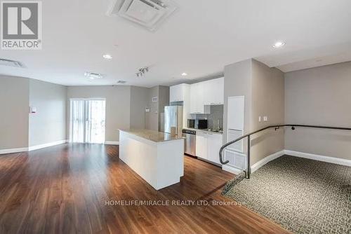 1002 - 2152 Lawrence Avenue E, Toronto, ON - Indoor Photo Showing Kitchen