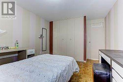 143 Springdale Drive, Barrie, ON - Indoor Photo Showing Bedroom