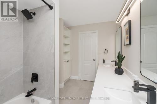 2175 North Ridge Tr, Oakville, ON - Indoor Photo Showing Bathroom