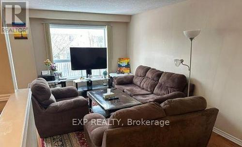692 Oakcrossing Rd, London, ON - Indoor Photo Showing Living Room