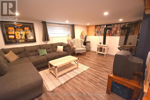 240 Muskoka Beach Road, Gravenhurst, ON - Indoor Photo Showing Living Room
