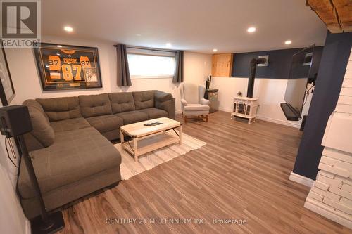 240 Muskoka Beach Road, Gravenhurst, ON - Indoor Photo Showing Living Room