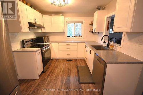 240 Muskoka Beach Road, Gravenhurst, ON - Indoor Photo Showing Kitchen
