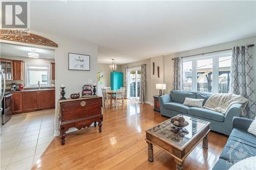 582 Emerald Street, Rockland, ON - Indoor Photo Showing Living Room