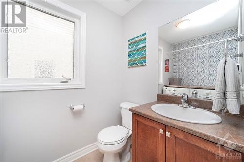 582 Emerald Street, Rockland, ON - Indoor Photo Showing Bathroom