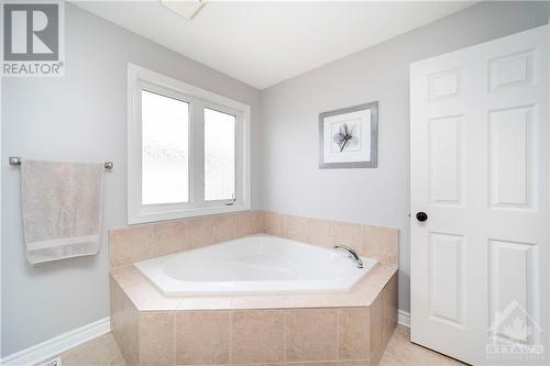 582 Emerald Street, Rockland, ON - Indoor Photo Showing Bathroom