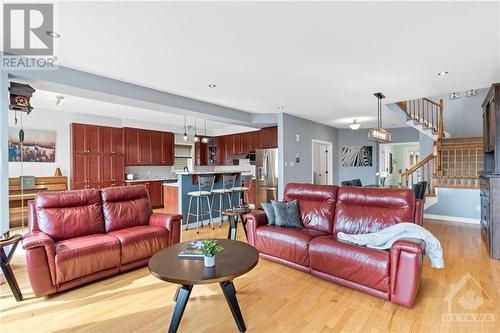 254 Flodden Way, Ottawa, ON - Indoor Photo Showing Living Room