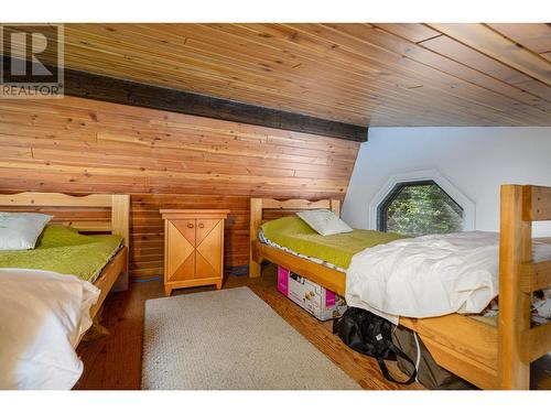 9039 Hummingbird Drive, Swansea Point, BC - Indoor Photo Showing Bedroom