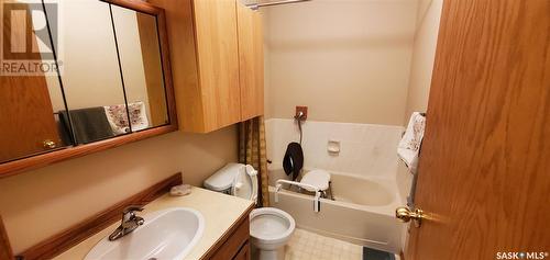 103 800 Hartney Avenue, Weyburn, SK - Indoor Photo Showing Bathroom