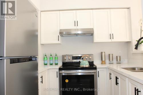 5 - 2 Cox Boulevard, Markham, ON - Indoor Photo Showing Kitchen With Double Sink