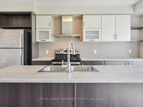 122 Crafter Cres, Hamilton, ON - Indoor Photo Showing Kitchen With Double Sink With Upgraded Kitchen