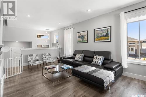 503 Burgess Crescent, Saskatoon, SK - Indoor Photo Showing Living Room