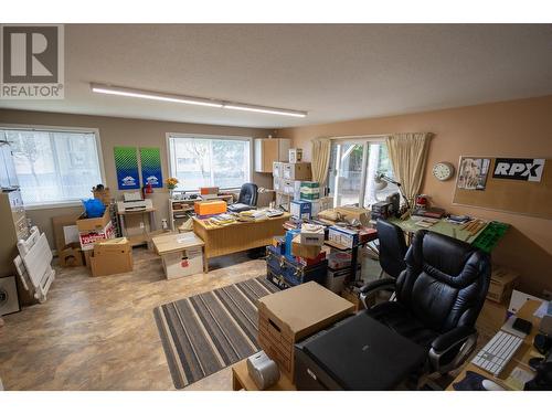 3682 Hawthorn Street, Thornhill, BC - Indoor Photo Showing Living Room
