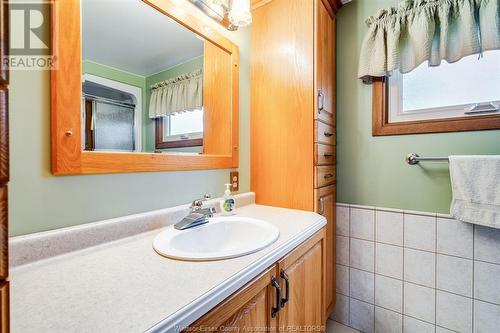 6520 Taylor Avenue, Comber, ON - Indoor Photo Showing Bathroom