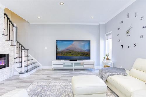 82 Glendarling Crescent, Stoney Creek, ON - Indoor Photo Showing Living Room
