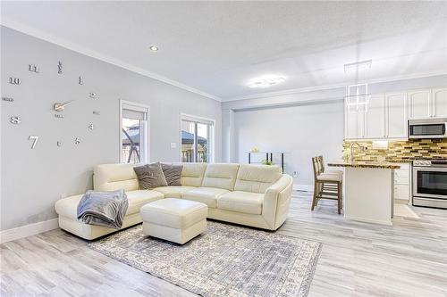 82 Glendarling Crescent, Stoney Creek, ON - Indoor Photo Showing Living Room