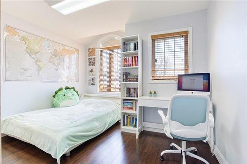 82 Glendarling Crescent, Stoney Creek, ON - Indoor Photo Showing Bedroom