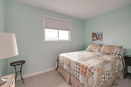 689 Ardleigh Crescent, Burlington, ON - Indoor Photo Showing Bedroom