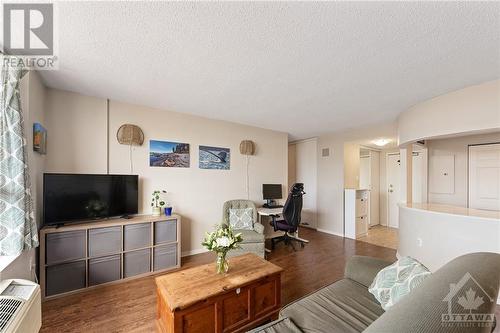 99 Holland Avenue Unit#606, Ottawa, ON - Indoor Photo Showing Living Room
