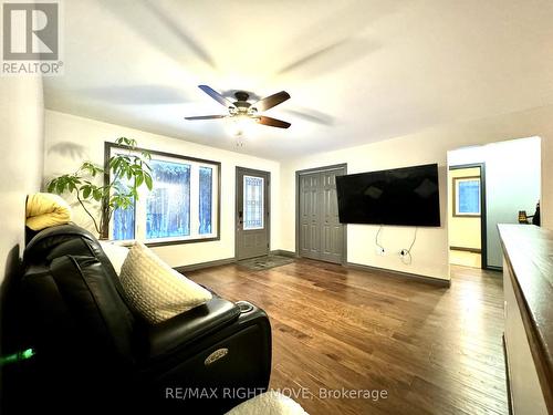 2381 Portage Road, Kawartha Lakes, ON - Indoor Photo Showing Living Room