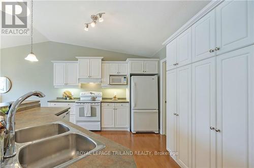 #46 -620 Thistlewood Dr, London, ON - Indoor Photo Showing Kitchen With Double Sink