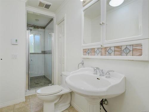 2480 Bidston Rd, Mill Bay, BC - Indoor Photo Showing Bathroom