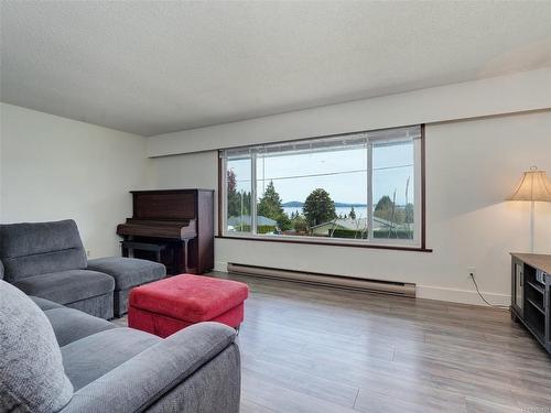 2480 Bidston Rd, Mill Bay, BC - Indoor Photo Showing Living Room