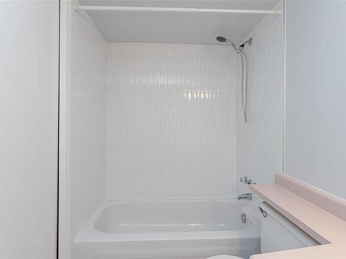 311-545 Manchester Rd, Victoria, BC - Indoor Photo Showing Bathroom