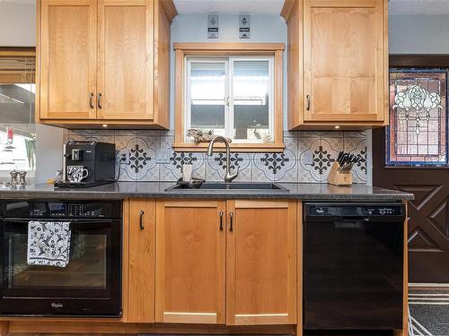 551 Ruby Cres, Nanaimo, BC - Indoor Photo Showing Kitchen With Double Sink