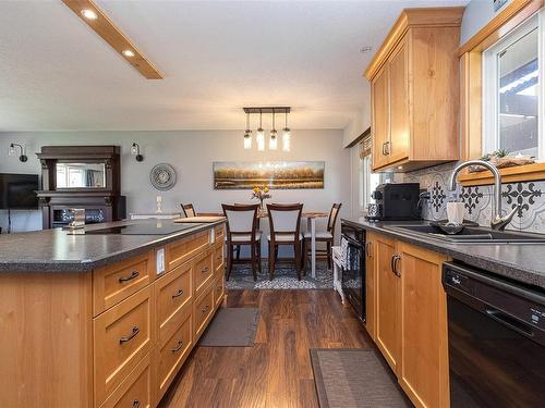 551 Ruby Cres, Nanaimo, BC - Indoor Photo Showing Kitchen With Double Sink