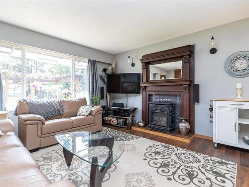 551 Ruby Cres, Nanaimo, BC - Indoor Photo Showing Living Room With Fireplace