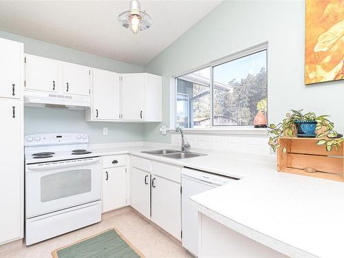 15-6110 Seabroom Rd, Sooke, BC - Indoor Photo Showing Kitchen With Double Sink