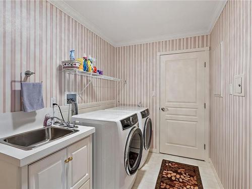 18-14 Erskine Lane, View Royal, BC - Indoor Photo Showing Laundry Room