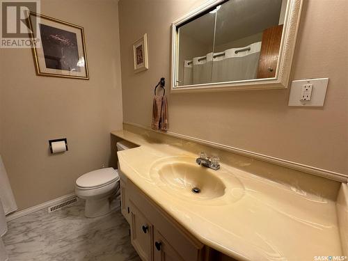 423 4Th Avenue W, Biggar, SK - Indoor Photo Showing Bathroom