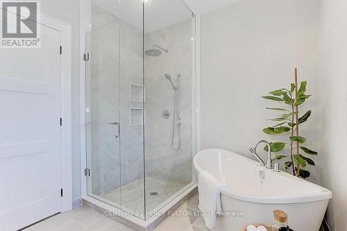 22 Innismore Cres, Toronto, ON - Indoor Photo Showing Bathroom