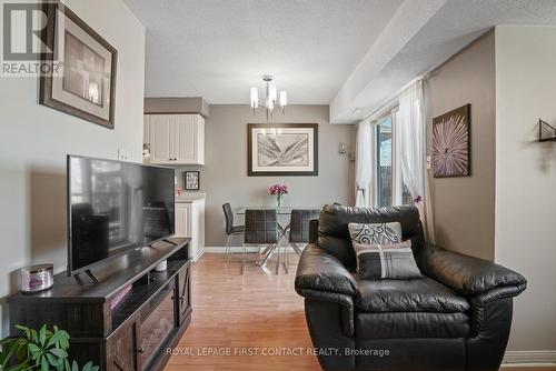 #4 -237 Ferndale Dr S, Barrie, ON - Indoor Photo Showing Living Room