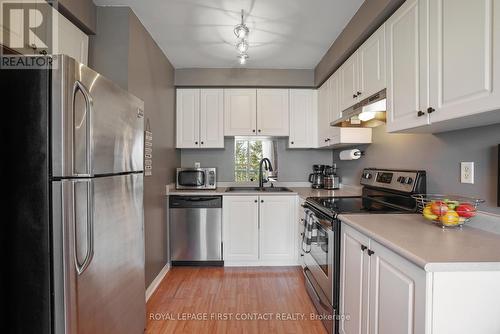 #4 -237 Ferndale Dr S, Barrie, ON - Indoor Photo Showing Kitchen