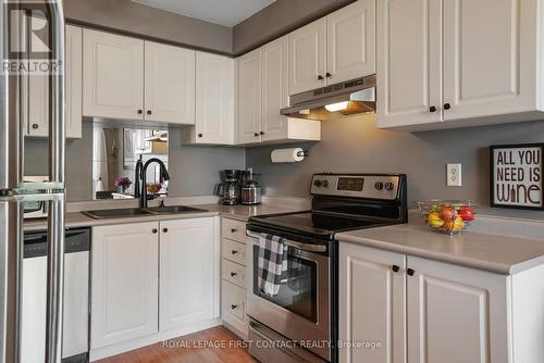 #4 -237 Ferndale Dr S, Barrie, ON - Indoor Photo Showing Kitchen With Double Sink
