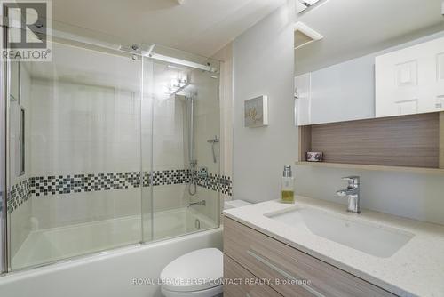 #4 -237 Ferndale Dr S, Barrie, ON - Indoor Photo Showing Bathroom
