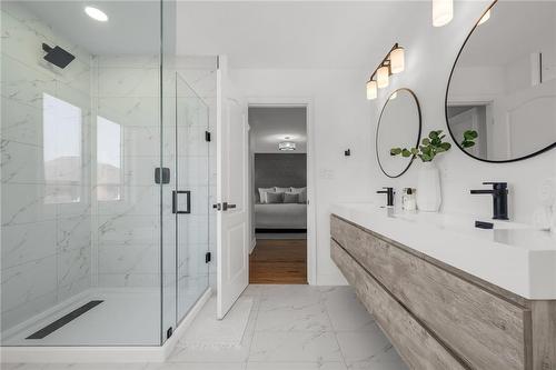 3113 Hedges Drive, Burlington, ON - Indoor Photo Showing Bathroom